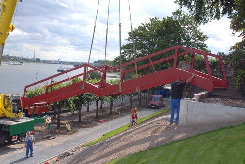 Foto: Die erste Stahltreppe als zusätzliche Verbindung vom oberen Rheinpark hinunter zum Rheinufer wurde jetzt angeliefert und montiert.