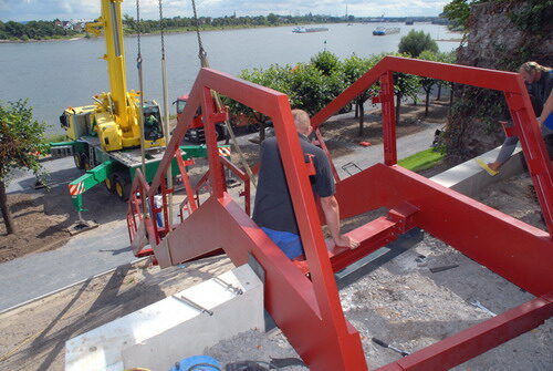 Foto: Im Rheinpaark wurde bereits die erste rote Stahltreppe montiert.