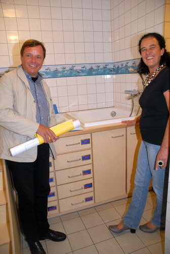 Architekt Holst und Leiterin Sabine Dertinger vor dem neuen Wickeltisch