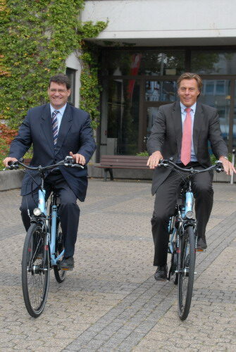 Bürgermeister Hans-Peter Haupt und Rainer Hegmann, Leiter Hauptregion Rhein-Ruhr, fahren mit den neuen E-Bikes