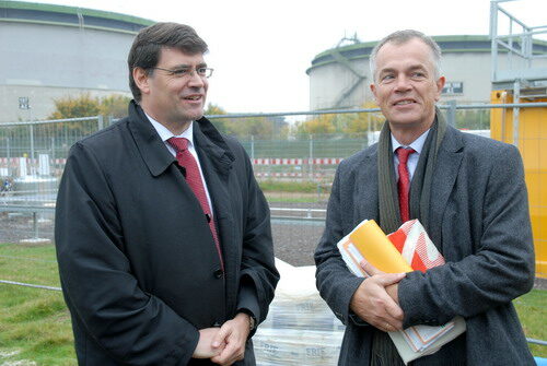 Bürgermeister Hans-Peter Haupt mit Umweltminister Johannes Remmel vor Ort in der Waldstraße in Urfeld, wo eine Million Liter Kerosin ausgelaufen sind.