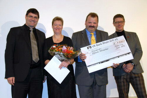 Bürgermeister Hans-Peter Haupt (l.) gratulierte gemeinsam mit Helmut Halbritter (r.) den Eheleuten Kühweidler.