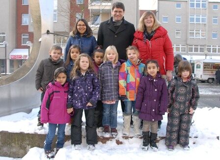 Bürgermeister Hans-Peter Haupt mit Vorschulkindern der Kindertagesstätte St. Germanus, Leiterin Doris Adams und Jahrespraktikantin Nathalie Malik.