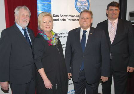 Bürgermeister Hans-Peter Haupt mit Paul Bröcher, Bärbel Pulver und Peter Harzheim.