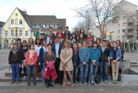 Bürgermeister Hans-Peter Haupt mit den Schülerinnen und Schülern und ihren Lehrerinnen aus Pontivy.