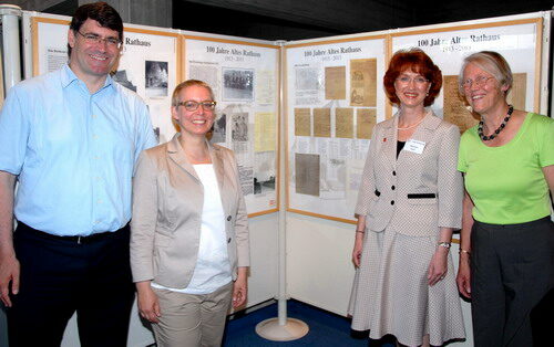 Bürgermeister Hans-Peter Haupt und Stadtarchivarin Martina Zech (2.v.r.) mit Sigrid Böhm (r.) und Regina Wittmann (2.v.l.).