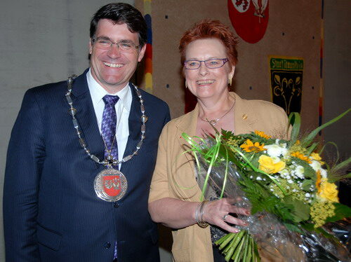 Bürgermeister Hans-Peter Haupt würdigte das jahrelange Engagement der SPD-Stadtverordneten Brigitte Sombrowski mit der Verleihung der Ehrennadel.