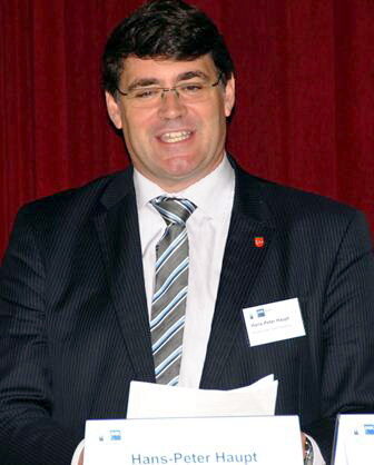 Foto: Bürgermeister Hans-Peter Haupt auf der Brückenkonferenz