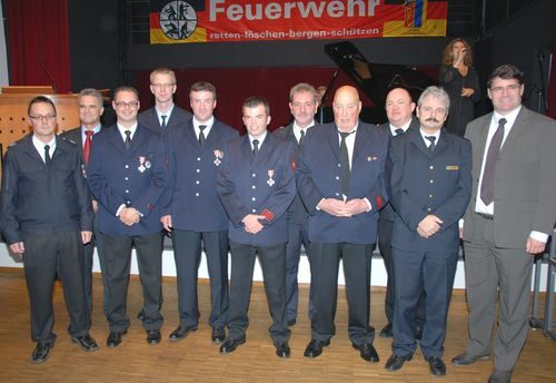 Bürgermeister Hans-Peter Haupt und Beigeordneter Erwin Esser mit den Jubilaren der Feuerwehr