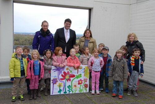 Bürgermeister Hans-Peter Haupt mit den Kindern und Erzieherinnen der Kita "Wilde Wiese"