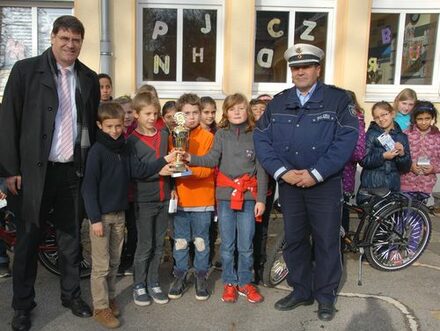 Bürgermeister Hans-Peter Haupt mit dem Erster Polizeihauptkommissar und den Schülerinnen und Schüler der 4. Klassen der Goetheschule