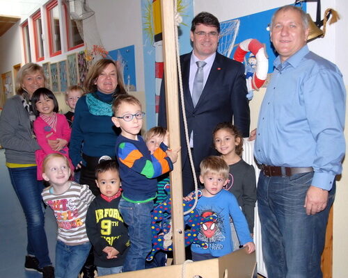 Bürgermeister Hans-Peter Haupt und Sponsor Mevludin Halilbasic mit den Kindern und Erzieherinnen der Kita "Wilde Wiese"