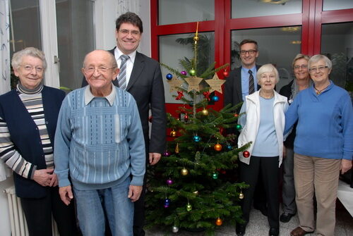 Bei der Übergabe der Weihnachtsbäume dankte Bürgermeister Hans-Peter Haupt (3. v.lks.) dem Geschäftsführer der GVG für dieses Engagement.