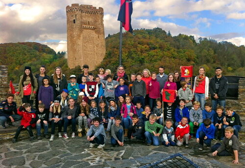 Mädchen und Jungen zu Besuch auf Burg Ehrenburg