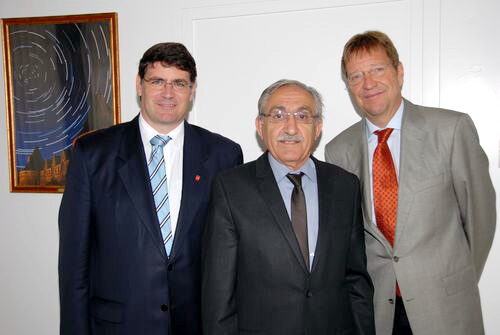 Der Leiter der türkischen Einrichtung, Mehmet Öngöz, und der Leiter der Volkshochschule Rhein-Erft, Dr. Stefan Mittelstedt