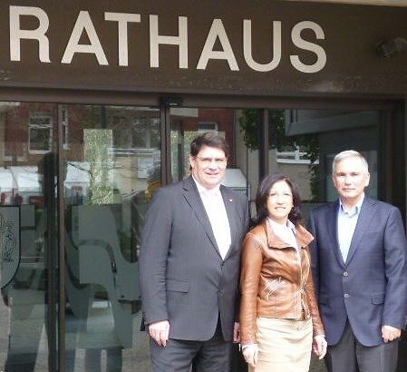 Foto: Bürgermeister Hans-Peter Haupt mit Giovanna Keilhau und Vedat Dural