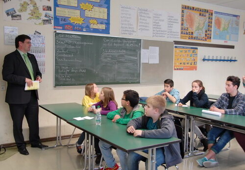 Auch Bürgermeister Hans-Peter Haupt diskutierte in den Workshops intensiv mit den Kindern und Jugendlichen.