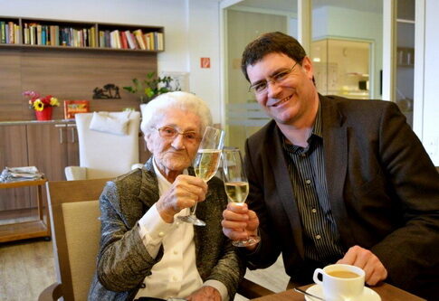 Bürgermeister Hans-Peter Haupt gratulierte Sophie Meurer zum 100. Geburtstag