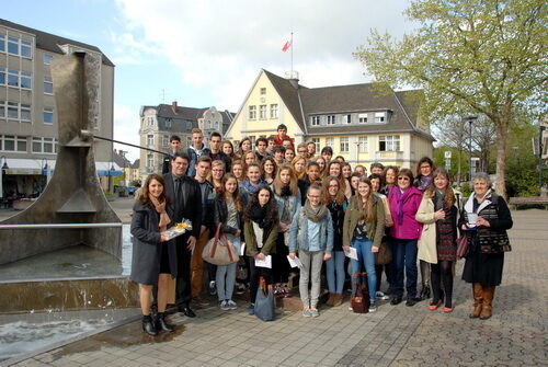 Die französischen Schülerinnen und Schüler mit ihren Lehrerinnen und Bürgermeister Hans-Peter Haupt vor dem Rathausbrunnen.