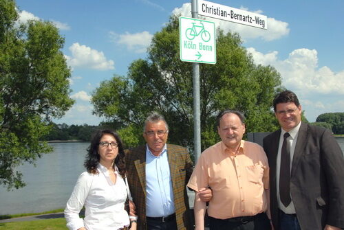 Foto – von links – Stadtverordnete Giovanna Keilhau, Lukas Bernartz, Ortsbürgermeister Manfred Rothermund, Bürgermeister Hans-Peter Haupt.