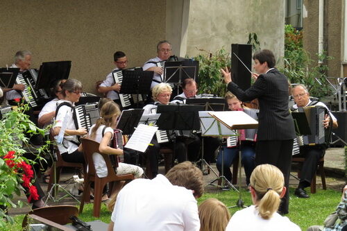 Akkordeon-Orchester beim Rheinparkkonzert im Musikpavillon