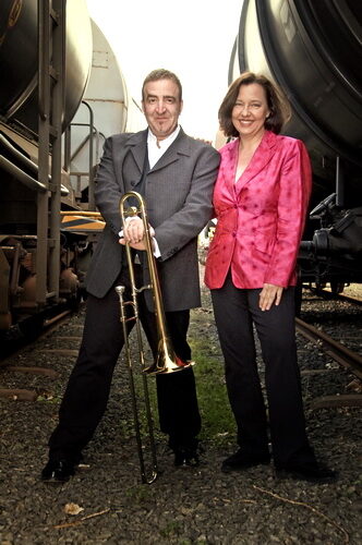 Foto vom musikalischen Leiter Adi Becker und der Leadsängerin Susanne Schneider der HCC Bigband