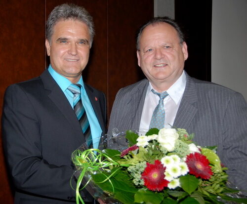 Die Vereidigung des neuen Wesselinger Bürgermeisters Erwin Esser (lks.) nahm der Altersvorsitzende Manfred Rothermund vor.