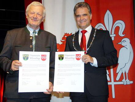Die Partnerschaft zwischen den beiden Städte mit der Unterzeichnung der Urkunde bekräftigt: die Bürgermeister von Traunstein und Wesseling, Hans Zilln