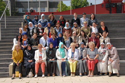 Netzwerk der Frauenverbände auf der Treppe des Rheinforums