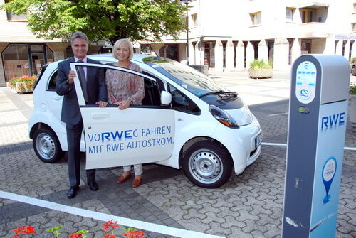 Bürgermeister Erwin Esser bedankte sich bei RWE-Kommunalbetreuerin Martina Meyer für die Möglichkeit, das Auto im Alltagsgebrauch zu testen.