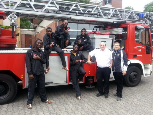 Feuerwehrchef André Bach führte die Sänger der Gruppe "African Vocals" durch die Feuerwache am Kronenweg.