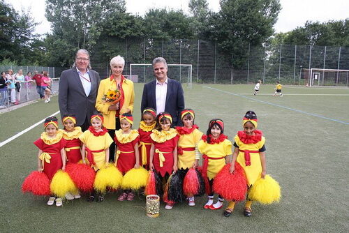 Bürgermeister Erwin Esser mit Cheerleadergruppe der Kindertagesstätte "Villa Kunterbunt"