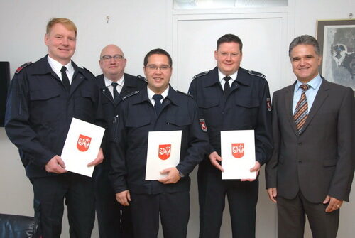 Bürgermeister Erwin Esser (r.) und Feuerwehrchef André Bach (2. v. lks.) mit den Feuerwehrleuten Willi Voosen, Peter Eymann und Marc Simon.