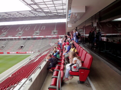 Die Wesselinger Kids auf der VIP-Tribüne des RheinEnergie-Stadion beim Sommerferienspaß 2014