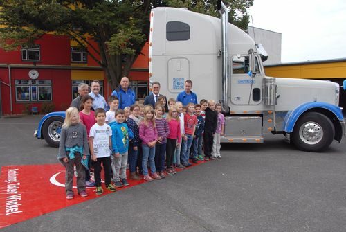 Bürgermeister Erwin Esser mit Schülerinnen und Schülern bei der Verkehrsübung "Toter Winkel"