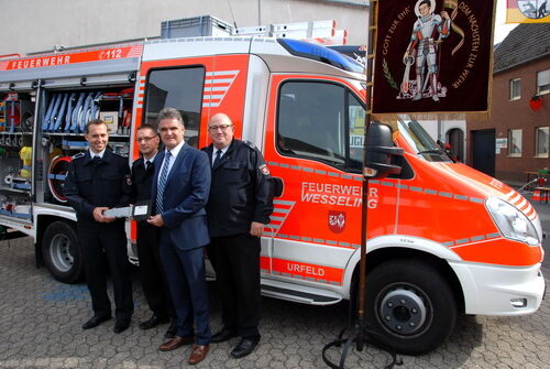 Bürgermeister Erwin Esser (2. v. r.) überreichte die Schlüssel für das neue Fahrzeug an den Urfelder Löschzugführer Michael Weiss