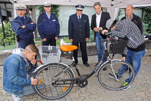 Bürgermeister Erwin Esser (2.v.r.) und Karl-Heinz Meschede (r.) mit Polizeibeamten beim Fahrradsicherheitscheck.