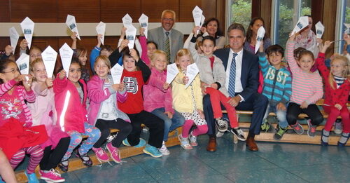 In der Albert-Schweitzer-Schule freuten sich die Schulneulinge sehr über die „Lesetüte“, die ihnen Bürgermeister Erwin Esser persönlich überreichte.