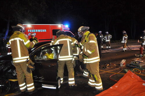 Feuerwehrleute im Rettungseinsatz bei schwerem Verkehrsunfall auf der Siebengebirgsstraße