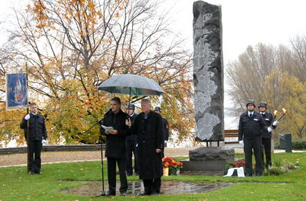Foto: Bürgermeister Erwin Esser sprach auf der Gedenkfeier der Stadt am Mahnmal im Rheinpark zum Volkstrauertag.