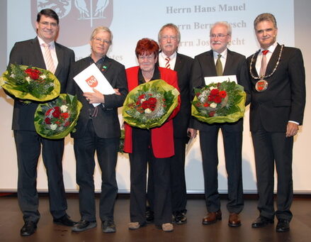 Bürgermeister Erwin Esser überreichte Ehrenringe der Stadt an Josef Recht, Hans Mauel, Irmtraud Toth, Ludger Strobel und Hans-Peter Haupt.