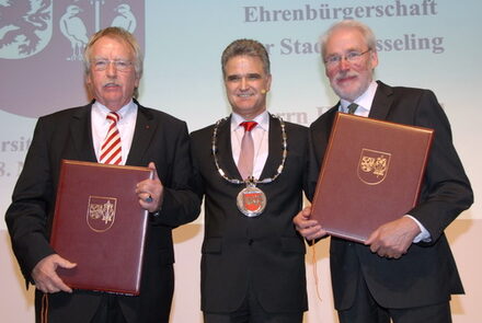 Bürgermeister Erwin Esser (Mitte) ehrte Josef Recht (rechts) und Hans Mauel.