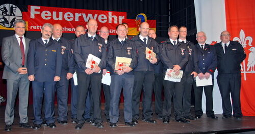 Langjährige Mitglieder der Feuerwehr Wesseling mit Bürgermeister Erwin Esser und Wehrleitern Nicolas Gafron und André Bach