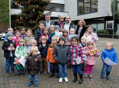 Bereits zum 16. Male fand die Weihnachtsbaum-Wunschaktion des Bürgermeisters mit insgesamt 60 Mädchen und Jungen statt.