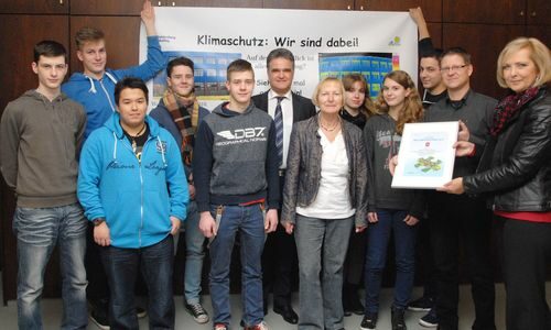 Stadt und RWE Deutschland überreichen Klimaschutzpreis an Berufsfachschule für Technik des Goldenberg Europakollegs in Wesseling.