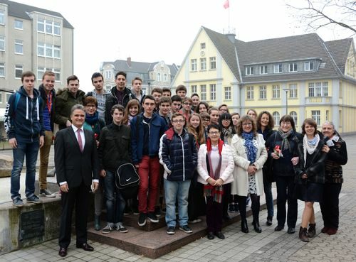 Schülergruppe aus Pontivy mit Lehrerinnen sowie Bürgermeister Erwin Esser vor dem Rathausbrunnen