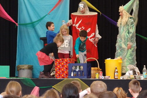 Kinder und Schauspieler im Theaterstück "Müllgeister"