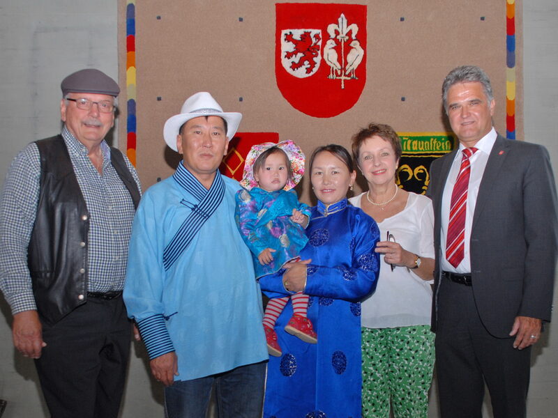 3 Mongolen zu Besuch im Wesselinger Rathaus mit ihren Gastgeber Familie Klütsch (li. und 2.v.r.) zu Besuch bei Bürgermeister Erwin Esser (r.)