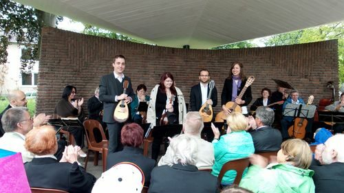 Mandolinenquartett "Ensemble vielsaitig" bei einem Konzert in der Konzertmuschel im Rheinpark