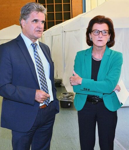 Bürgermeister Erwin Esser mit der Regierungspräsidentin Gisela Walsken